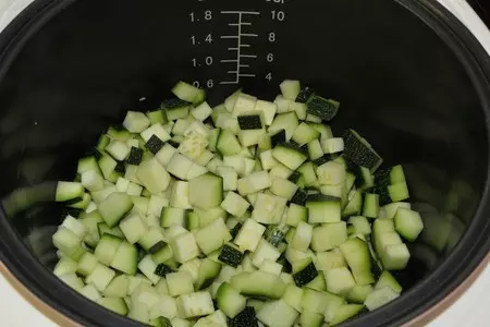Салат из цукини и болгарского перца на зиму  в мультиварке: шаг 2