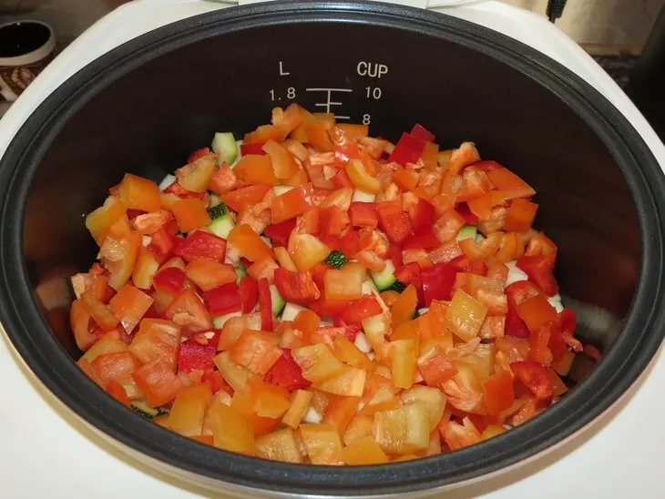 Салат из цукини и болгарского перца на зиму  в мультиварке: шаг 3