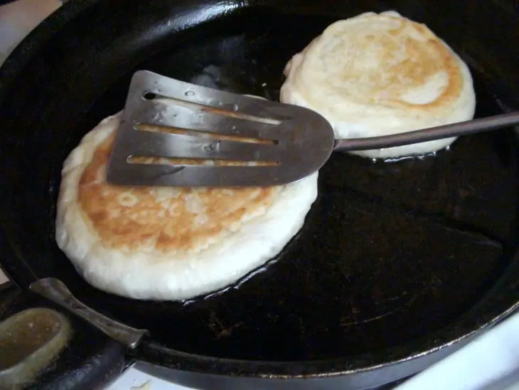 Сладкие пышки с орехами в карамели. korean sweet pancakes (hoddeok): шаг 7