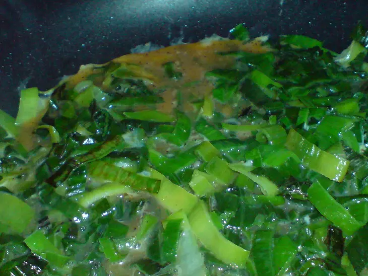 Куриные окорочка,фаршированные пореем и яйцом: шаг 2