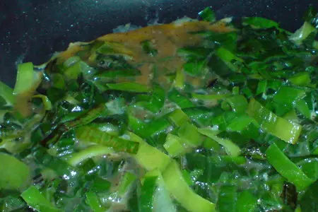Куриные окорочка,фаршированные пореем и яйцом: шаг 2