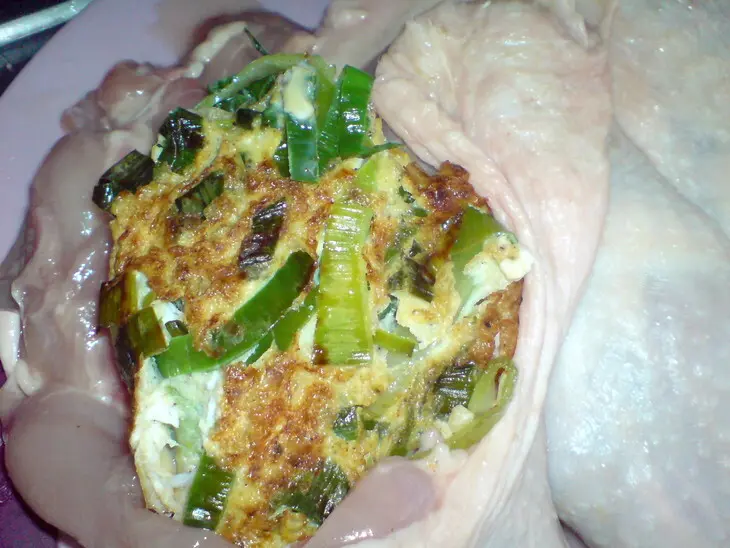 Куриные окорочка,фаршированные пореем и яйцом: шаг 4