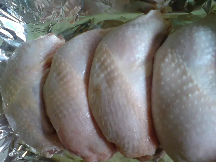 Куриные окорочка,фаршированные пореем и яйцом: шаг 5