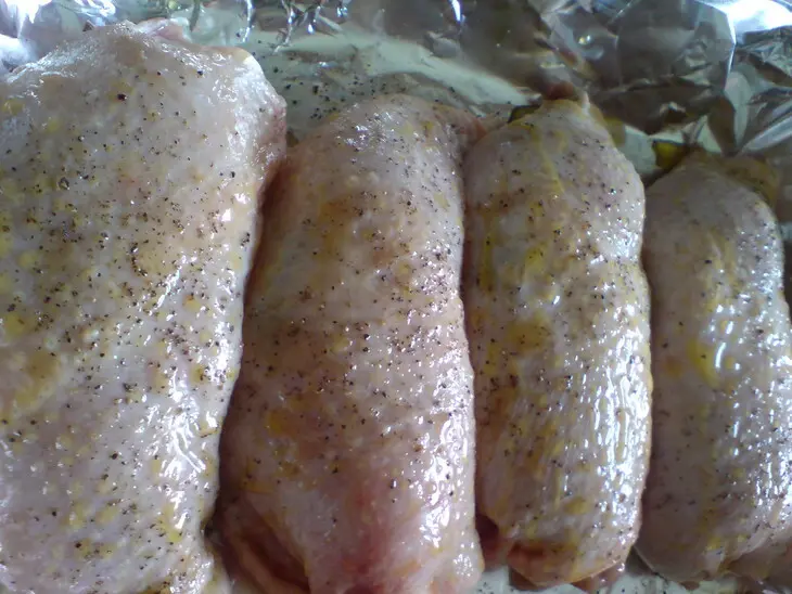 Куриные окорочка,фаршированные пореем и яйцом: шаг 6