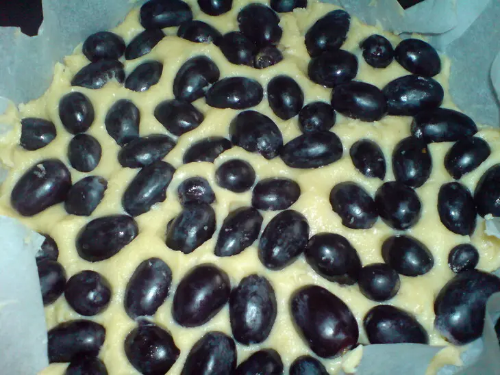 Пирог с виноградом и орехами: шаг 3