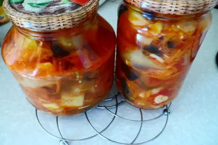 Салат на зиму из кабачков и баклажан в мультиварке: шаг 7