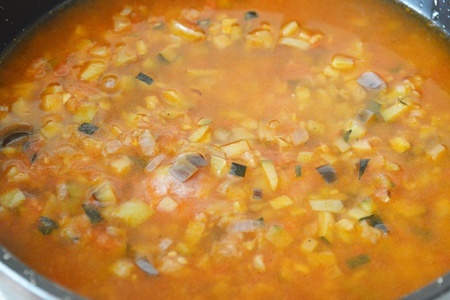 Тефтели с рисом в овощном соусе.: шаг 4