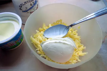 Лепёшка с сыром и зеленью.: шаг 1