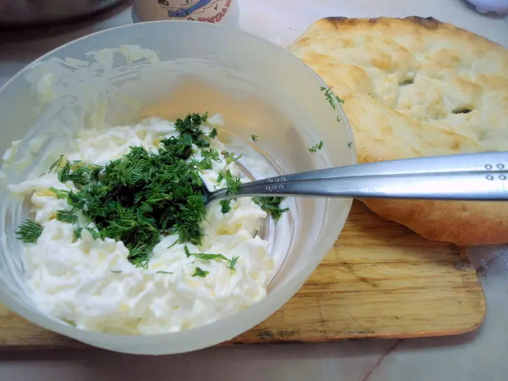 Лепёшка с сыром и зеленью.: шаг 2