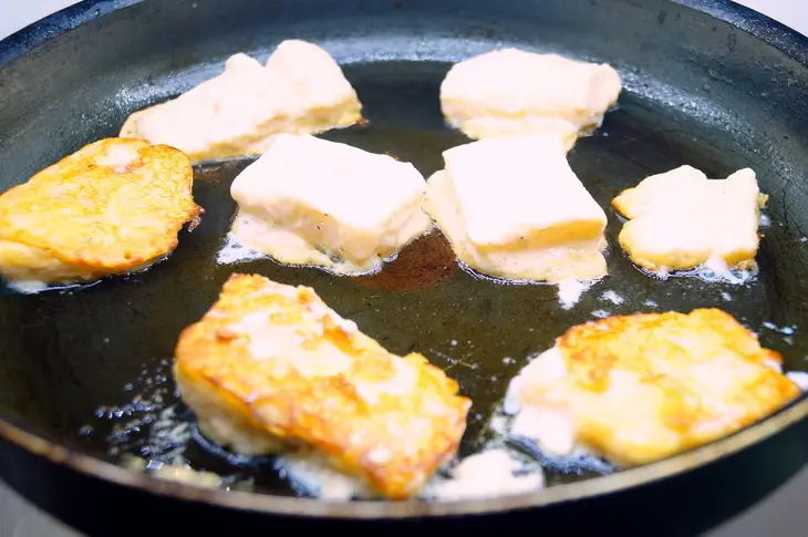 Fish pakoras - рыба в кляре с персиковым чатни: шаг 4