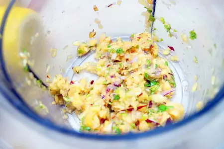 Fish pakoras - рыба в кляре с персиковым чатни: шаг 6
