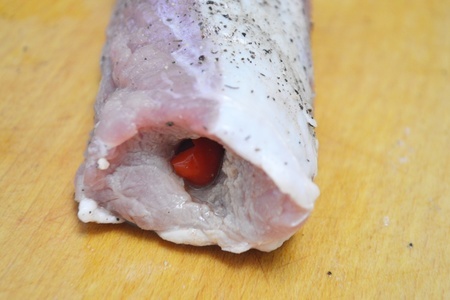 Свиная вырезка фаршированная маринованным острым перцем: шаг 3