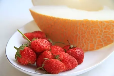Варенье из дыни и клубники: шаг 1