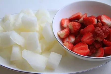 Варенье из дыни и клубники: шаг 2