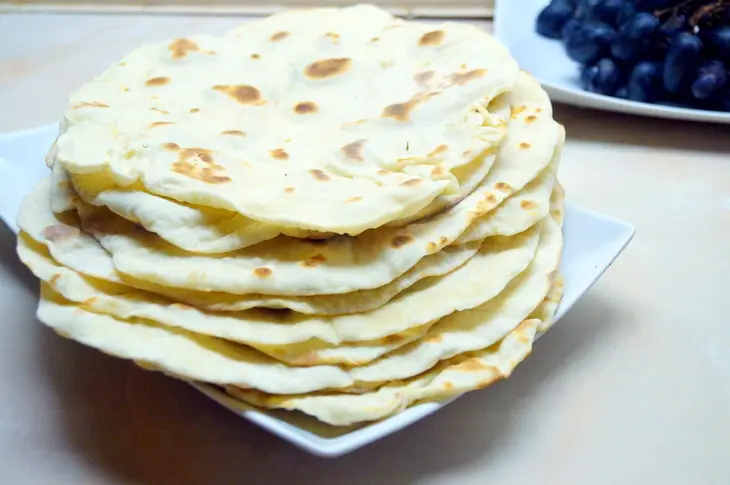 Кесадилья. горячая пшеничная лепёшка с курятиной и сыром.: шаг 1