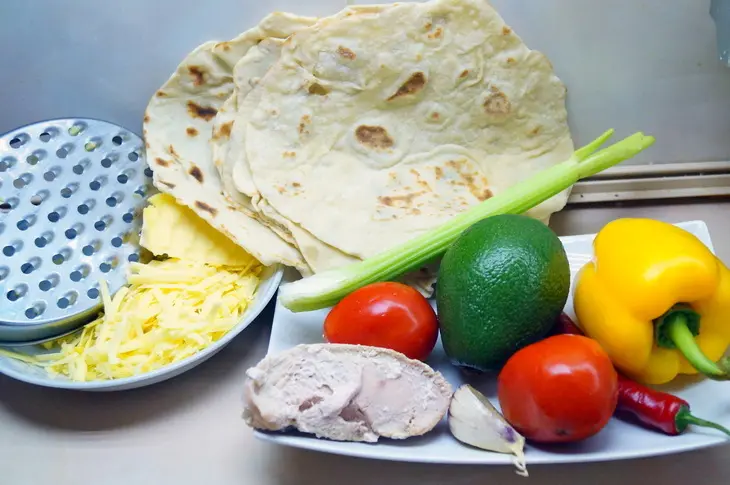 Кесадилья. горячая пшеничная лепёшка с курятиной и сыром.: шаг 2