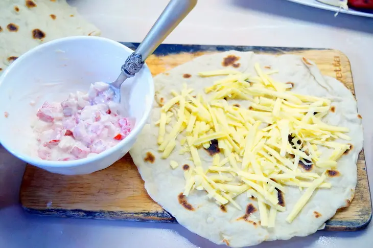 Кесадилья. горячая пшеничная лепёшка с курятиной и сыром.: шаг 5
