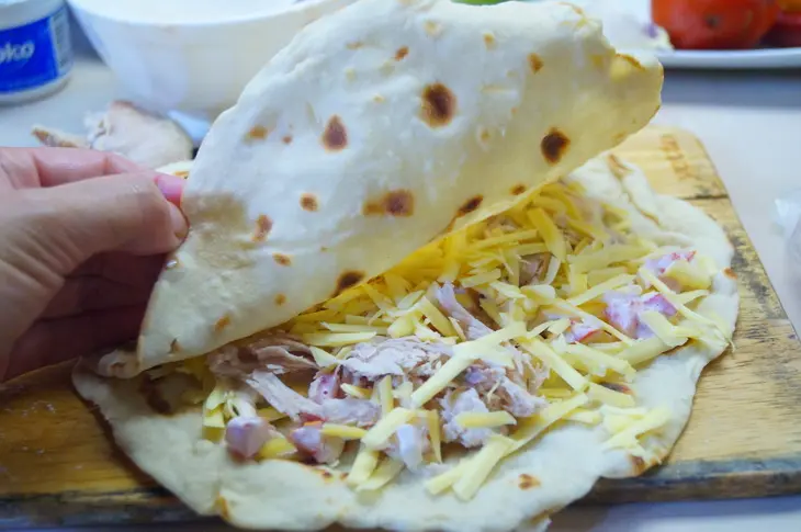 Кесадилья. горячая пшеничная лепёшка с курятиной и сыром.: шаг 7