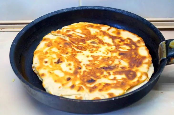 Кесадилья. горячая пшеничная лепёшка с курятиной и сыром.: шаг 8