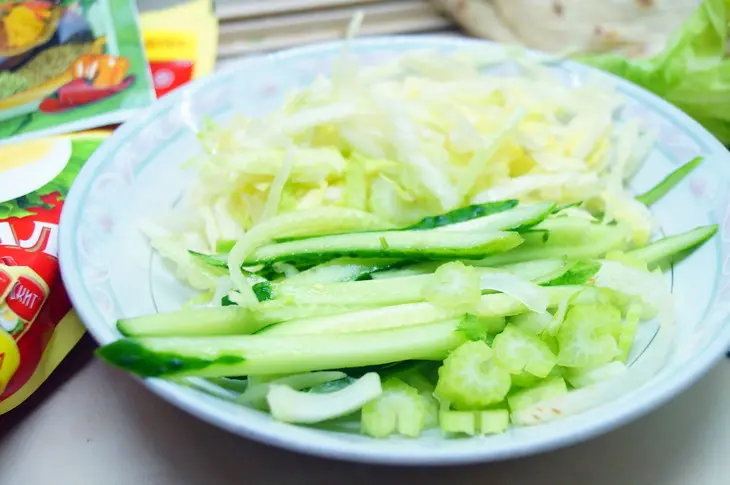 Шаурма с карри соусом, беконом и зелёным салатом.: шаг 2