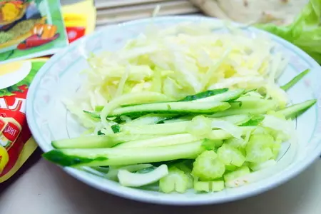 Шаурма с карри соусом, беконом и зелёным салатом.: шаг 2