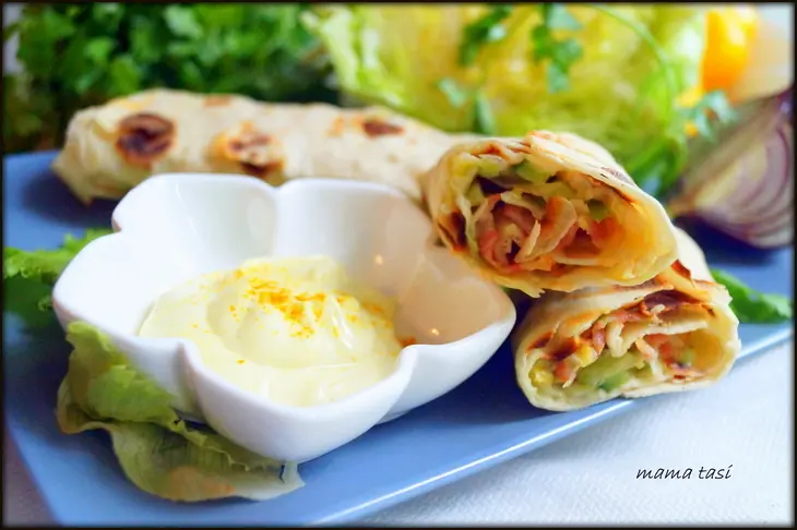 Шаурма с карри соусом, беконом и зелёным салатом.: шаг 7