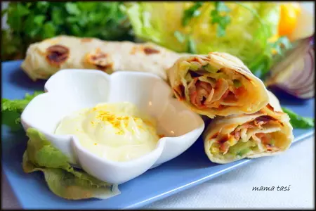 Шаурма с карри соусом, беконом и зелёным салатом.: шаг 7