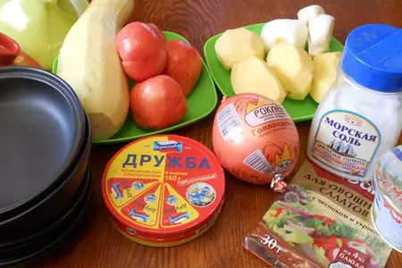 Запеканка из картофеля с кабачками и помидорами в горшочках: шаг 1
