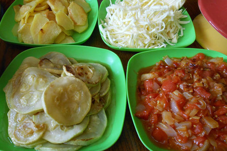 Запеканка из картофеля с кабачками и помидорами в горшочках: шаг 3