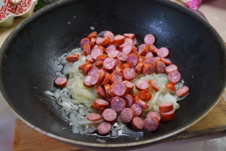 Капуста, тушенная с охотничьими колбасками и рисом.: шаг 4