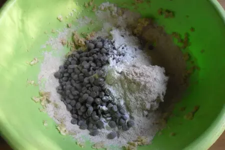 Печенье из цельнозерновой муки с шоколадными каплями "в последний день лета": шаг 3