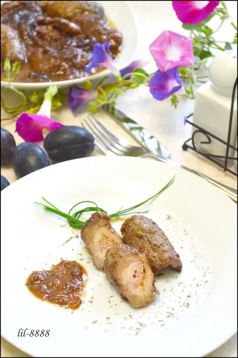 Мясные рулеты в сливовом соусе.: шаг 4