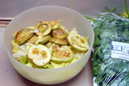 Тёплый овощной салат с курицей, самый вкусный, уж простите за столь смелое заявление.: шаг 3