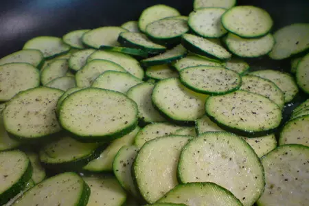 Салат из цуккини,сыра и миндаля  под мятным соусом: шаг 2