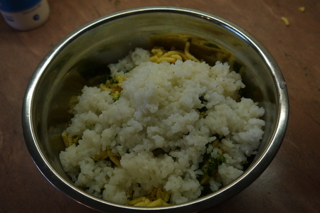 Нежные котлетки из риса и крабовых палочек под сливочным соусом: шаг 5