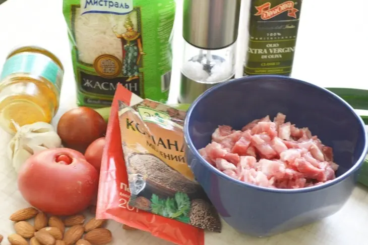 Рис с мясом и овощами, запеченный под шапкой из теста.: шаг 1