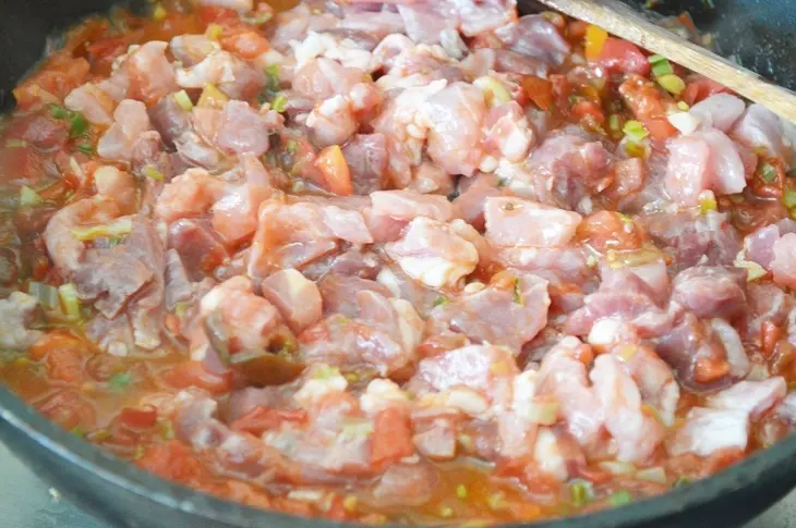 Рис с мясом и овощами, запеченный под шапкой из теста.: шаг 2