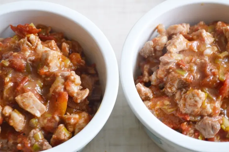 Рис с мясом и овощами, запеченный под шапкой из теста.: шаг 4
