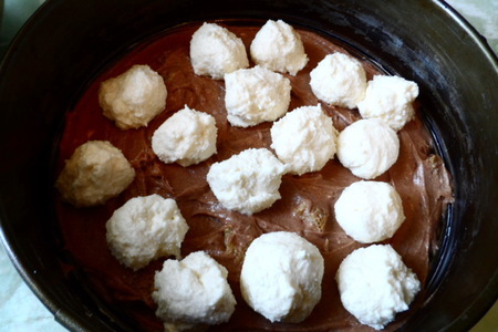 Шоколадный пирог с творожными шариками.: шаг 3