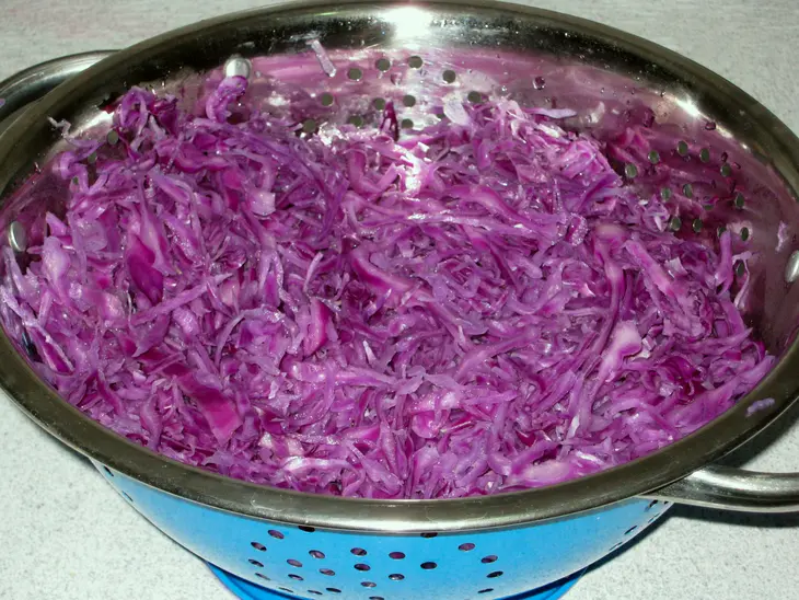 Хрустящая краснокочанная капуста, маринованная со сливой: шаг 3