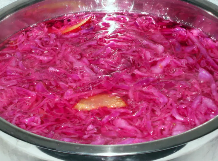 Хрустящая краснокочанная капуста, маринованная со сливой: шаг 7