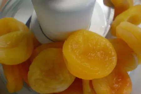 Пирог яблочный с курагой и карамелью: шаг 1
