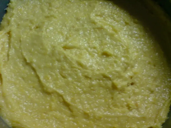 Пирог яблочный с курагой и карамелью: шаг 2