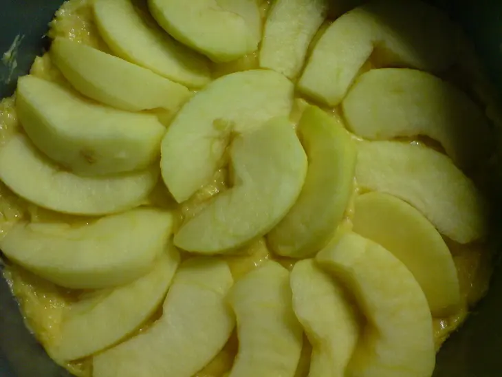 Пирог яблочный с курагой и карамелью: шаг 3