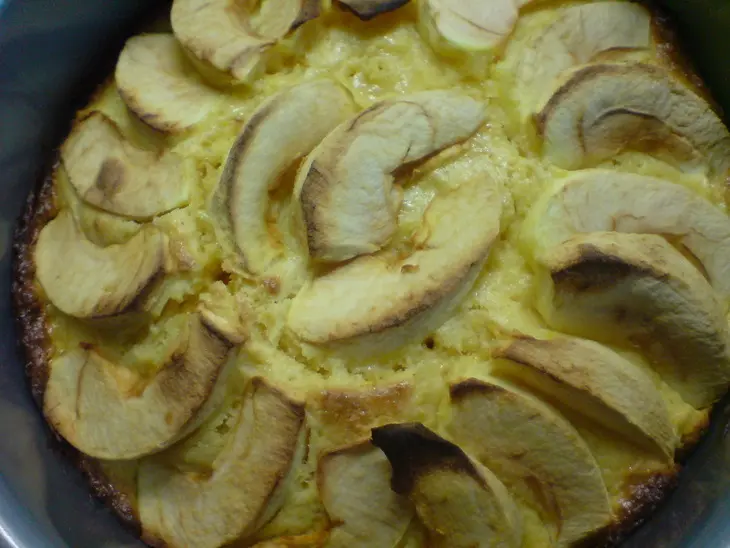 Пирог яблочный с курагой и карамелью: шаг 4
