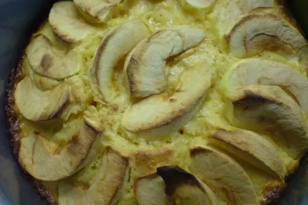 Пирог яблочный с курагой и карамелью: шаг 4