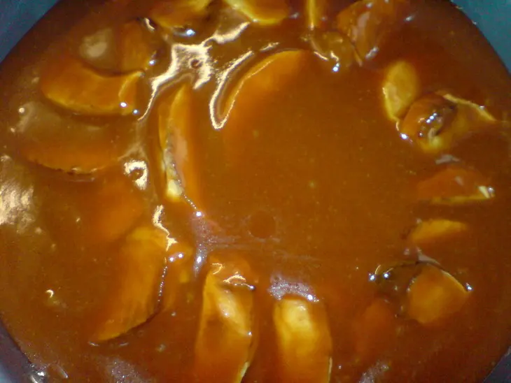 Пирог яблочный с курагой и карамелью: шаг 5
