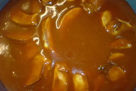 Пирог яблочный с курагой и карамелью: шаг 5