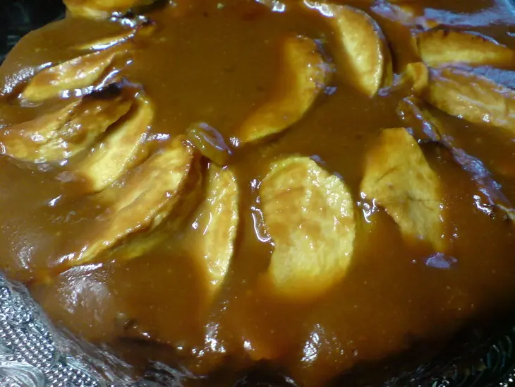 Пирог яблочный с курагой и карамелью: шаг 6