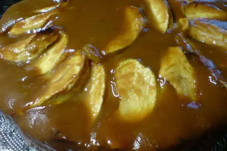 Пирог яблочный с курагой и карамелью: шаг 6